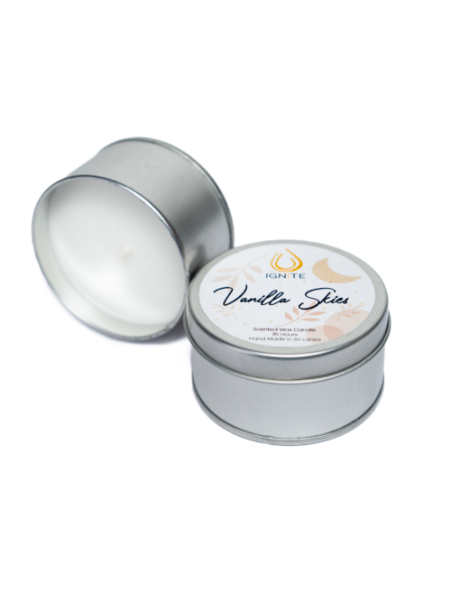 Scented travel candle in a tin with vanilla skies